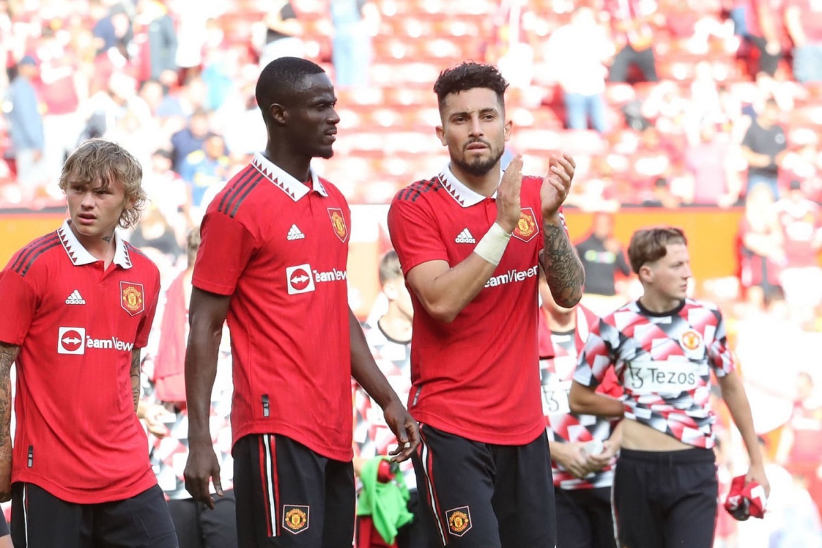 MU ban lo Maguire,  Sancho anh 8