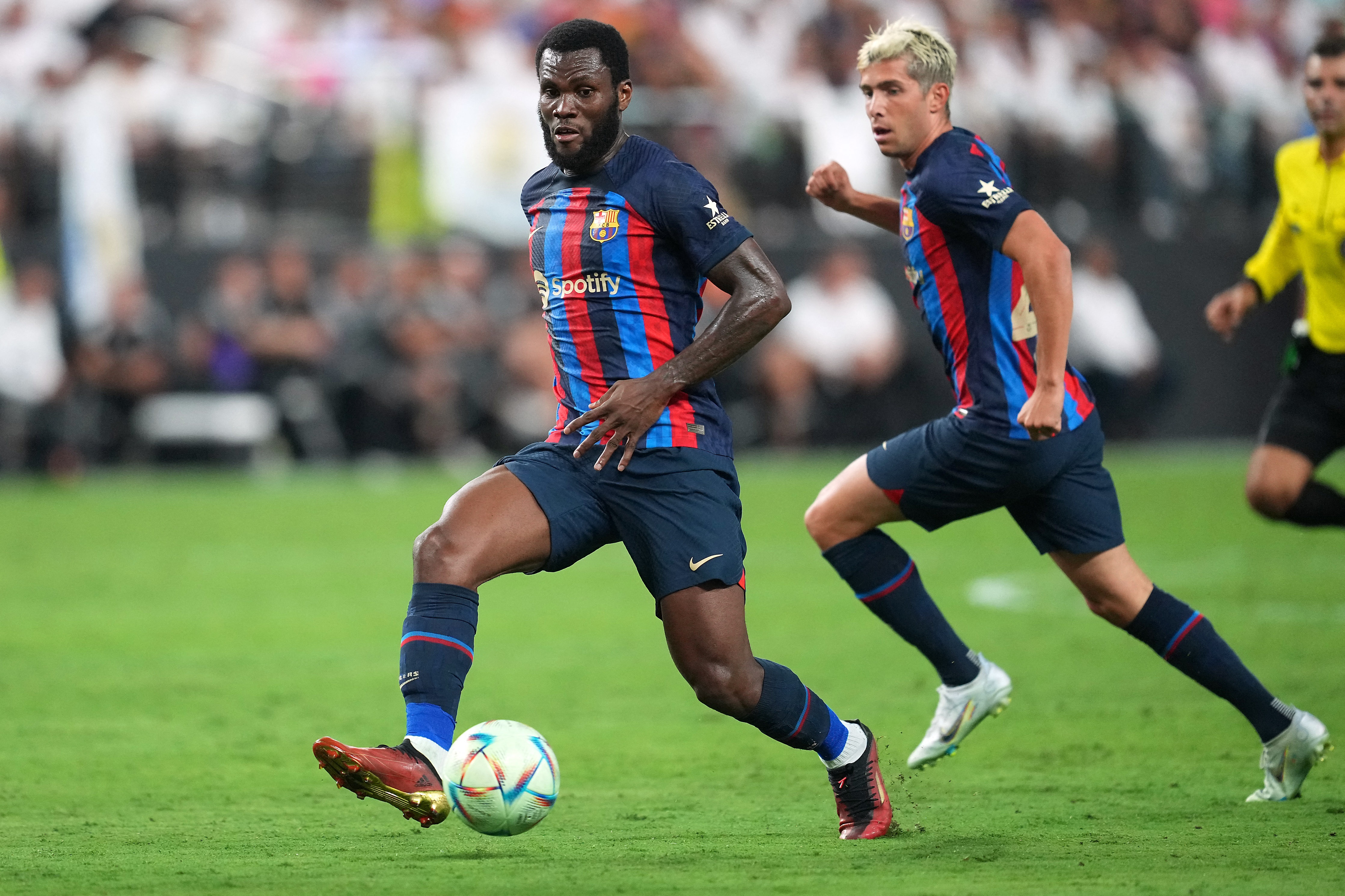 Barca chi dang ky duoc 13 cau thu hinh anh