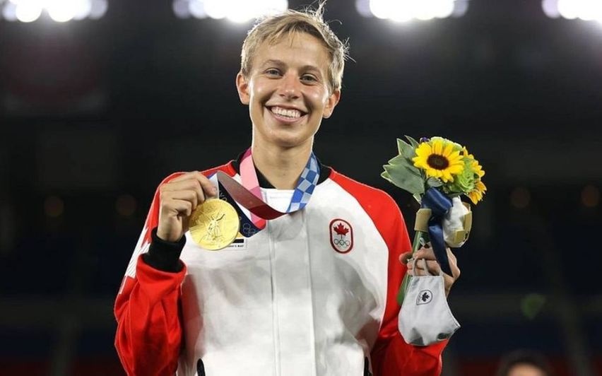 11 cau thu dang xem anh 3