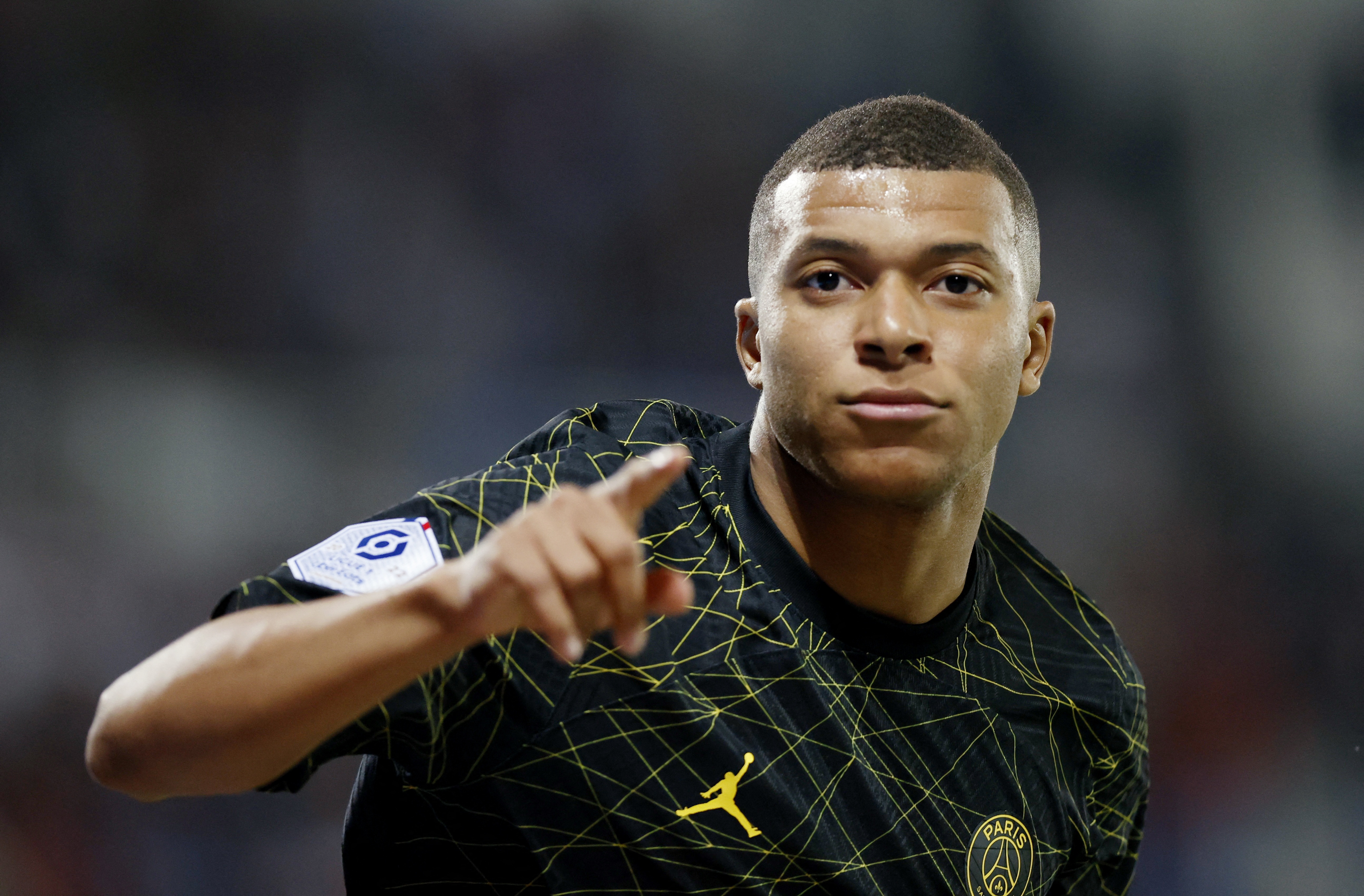 PSG gui la thu dai 3 trang buoc toi Mbappe hinh anh
