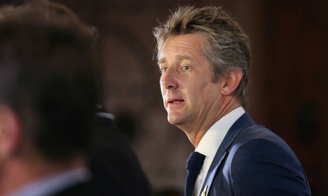 Van der Sar qua con nguy kich hinh anh