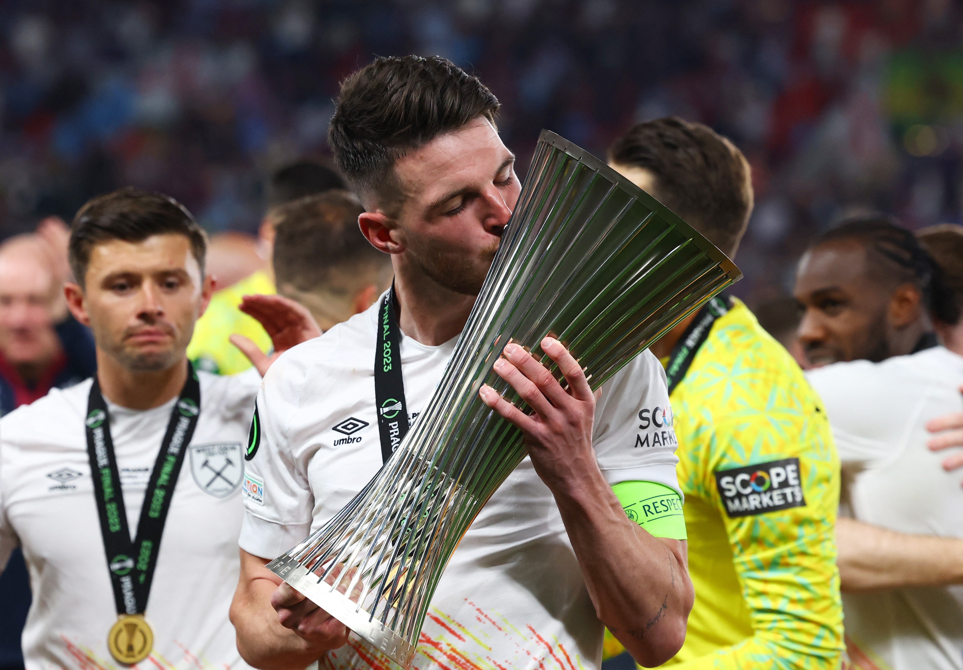 Arsenal khien West Ham noi gian vi vu Declan Rice hinh anh