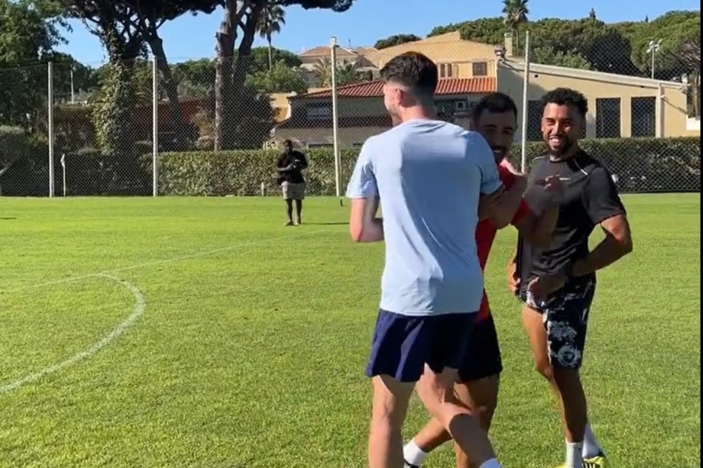 Ban thang cua Fernandes khien Rice tram tro hinh anh