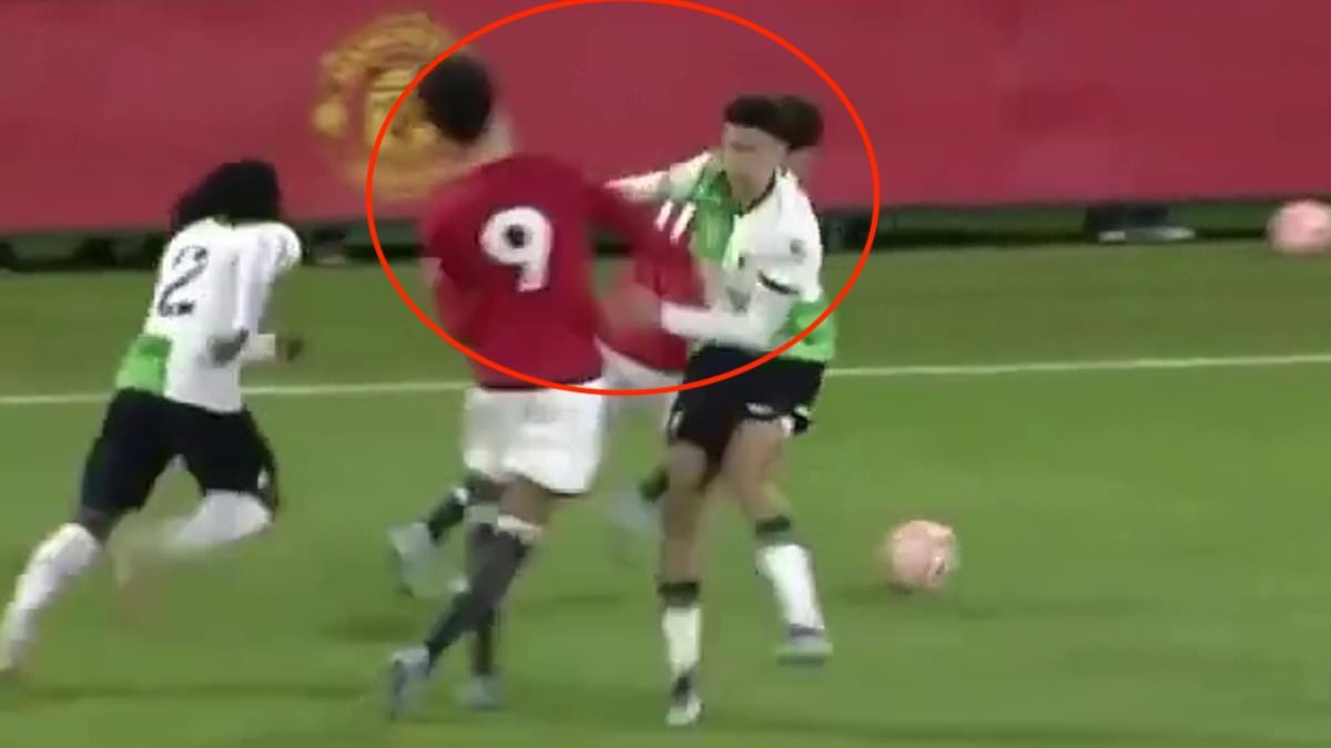 Hanh vi con do gay phan no cua sao tre Liverpool voi cau thu MU hinh anh