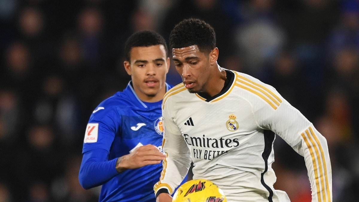 Bellingham gap rac roi vi va mieng voi Greenwood hinh anh