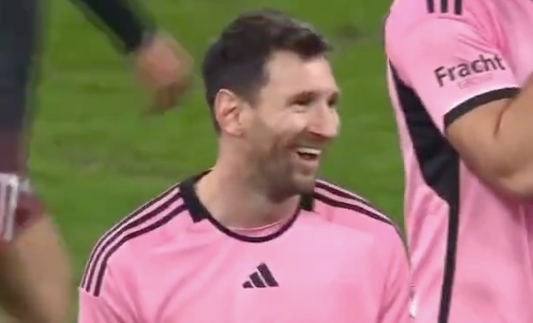 Messi bat cuoi khi dong doi sut hong 11 m hinh anh