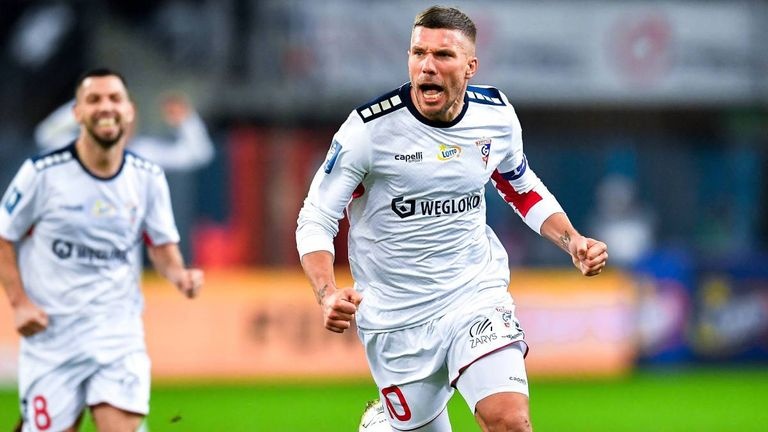 Lukas Podolski 'na dai bac' ghi ban o tuoi 38 hinh anh