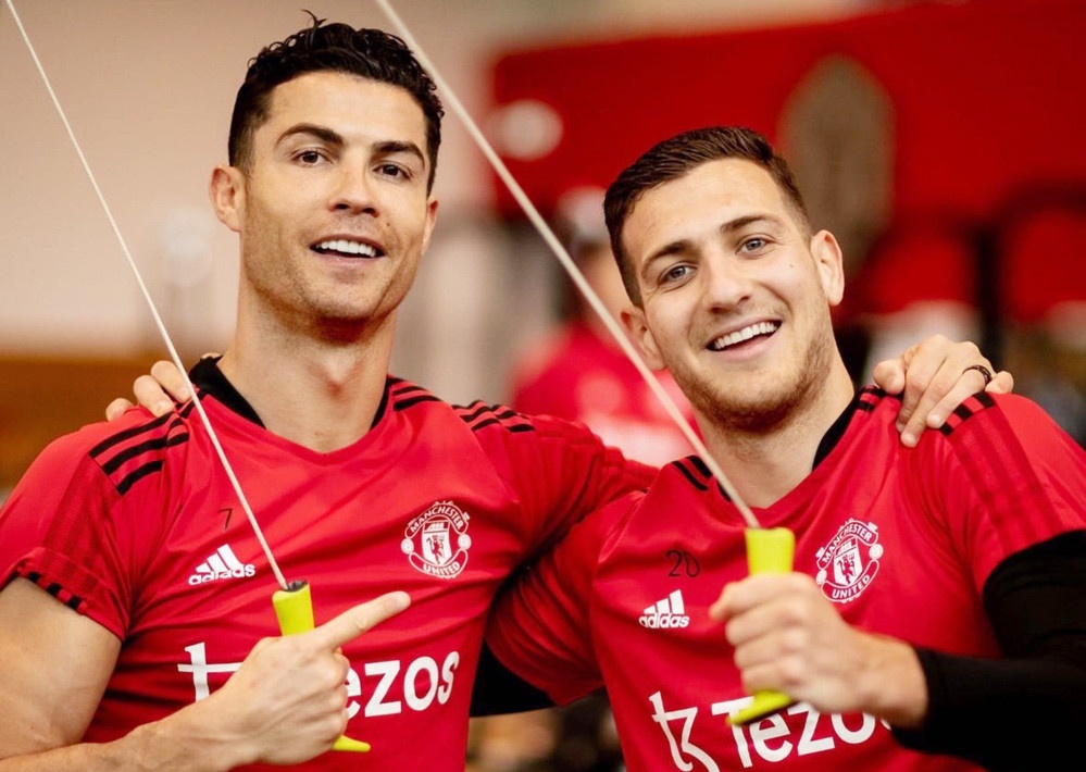 Ronaldo da dung ve Dalot hinh anh