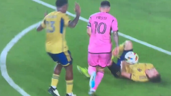 Pha bong gay sot cua Messi hinh anh