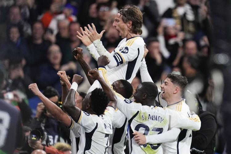 Modric tai hien sieu pham vao luoi MU 11 nam truoc hinh anh