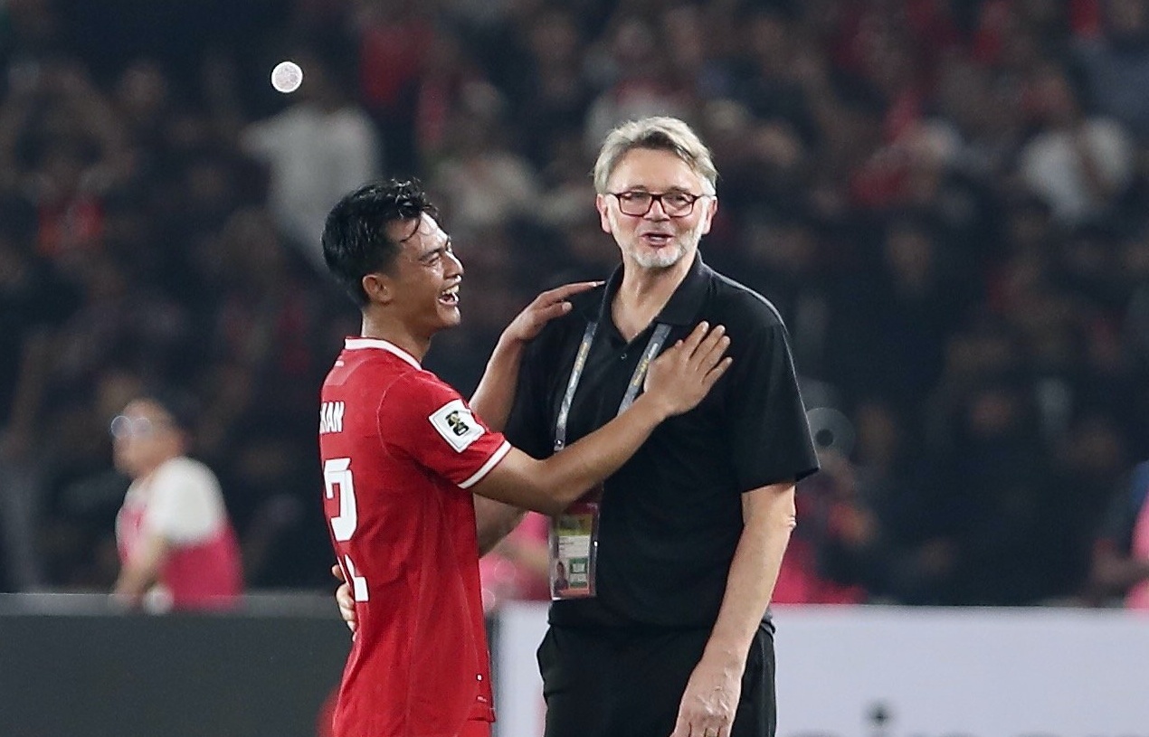 HLV Troussier cuoi tuoi hinh anh