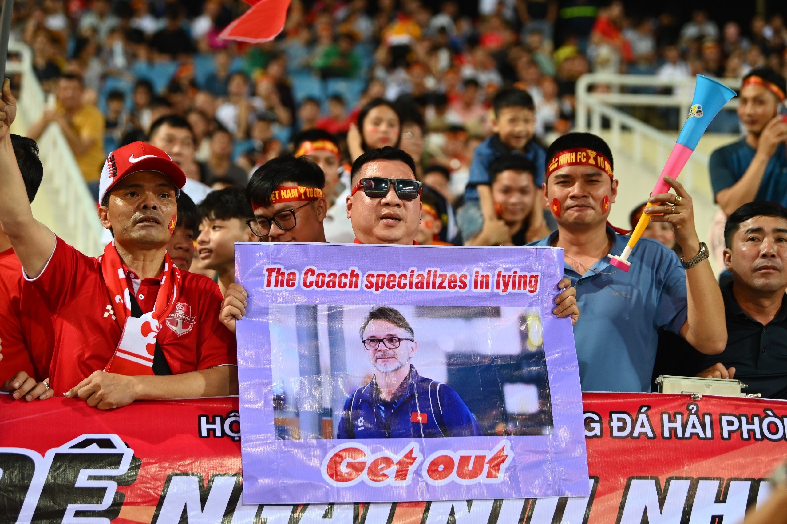 HLV Troussier bi gay ap luc tu chuc hinh anh