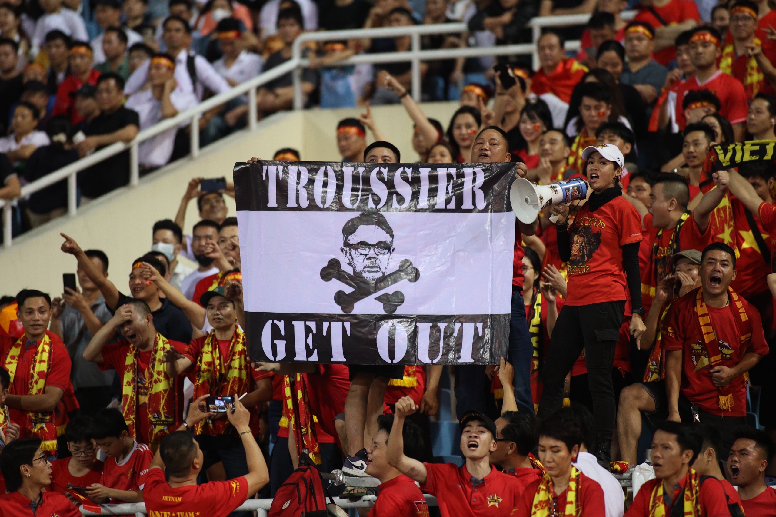 CDV Viet Nam tuc gian voi HLV Troussier hinh anh