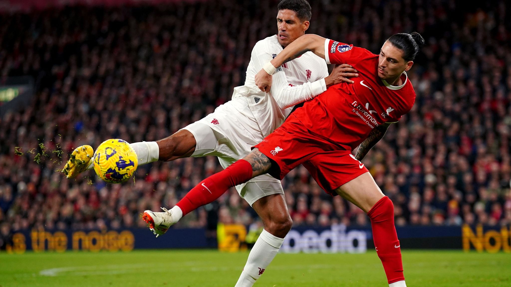 Nhung cuoc chien khoc liet o bong da Anh mua nay hinh anh