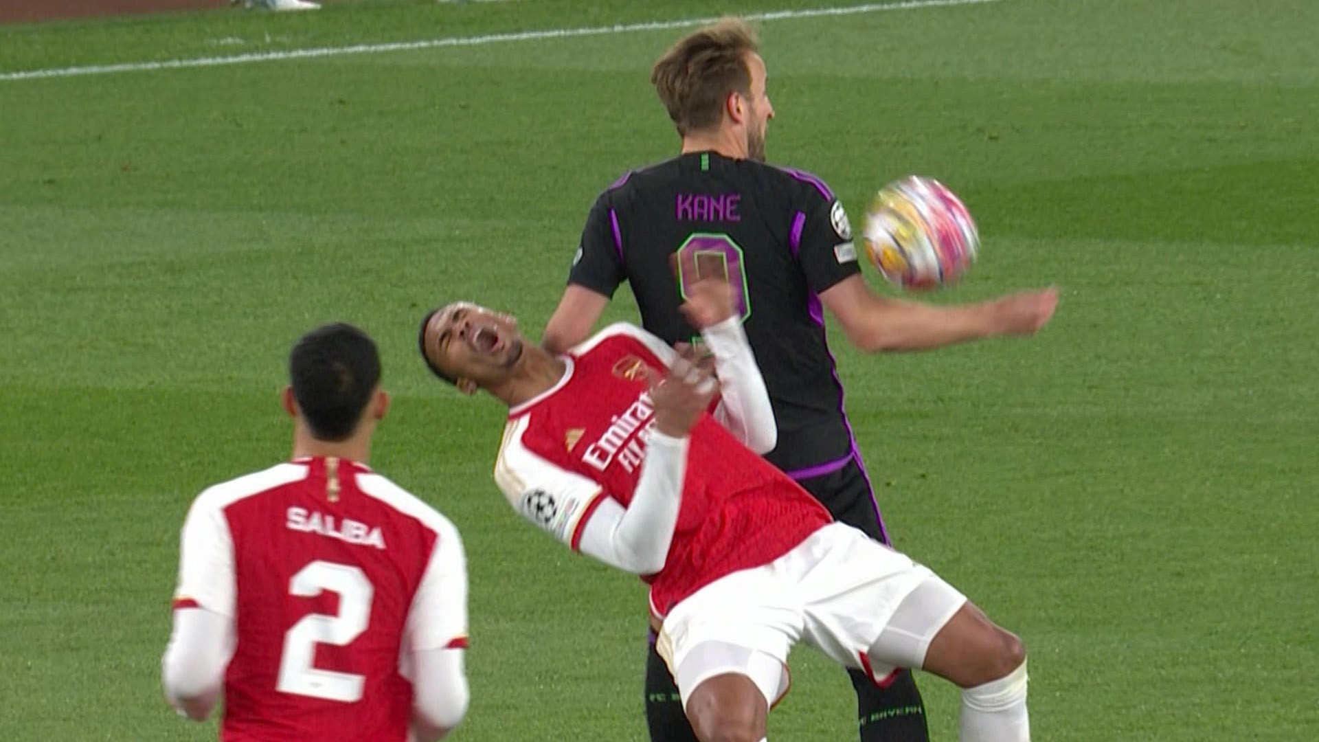 Ba tinh huong gay tranh cai tran Arsenal hoa Bayern hinh anh