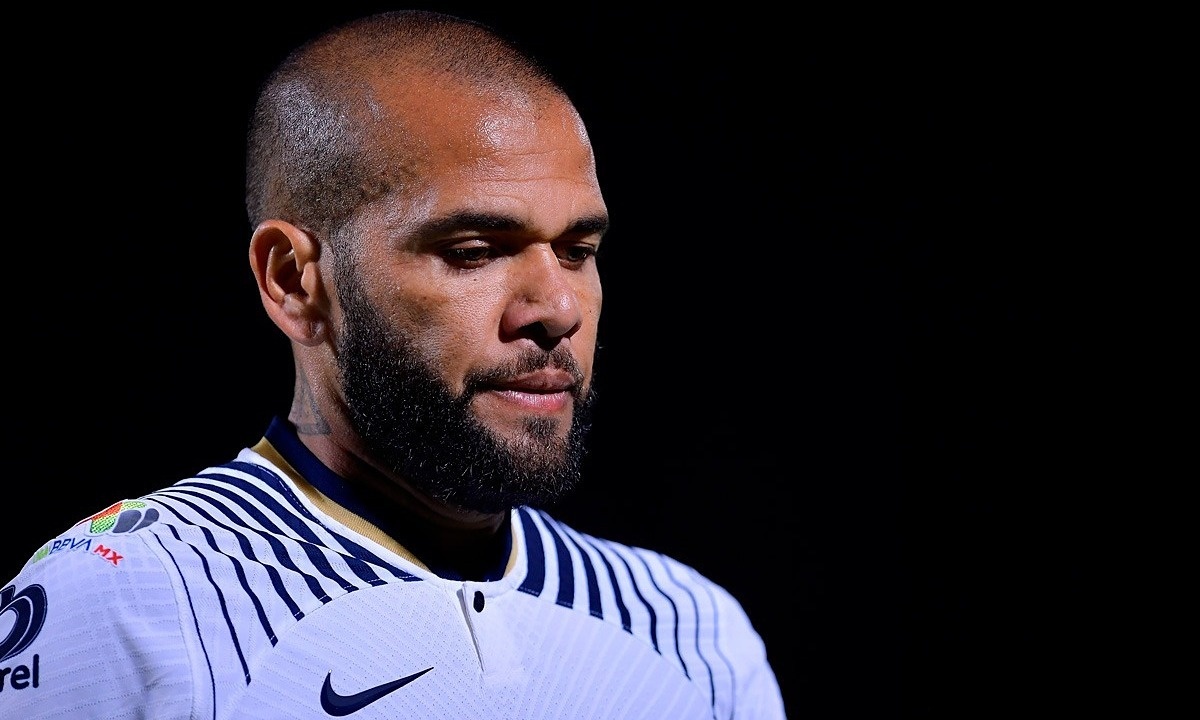 Dani Alves tra lai tien cho Neymar hinh anh