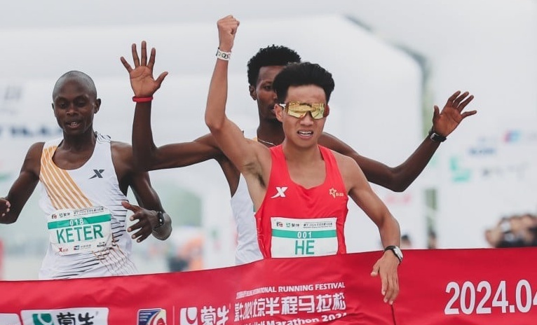 Nghi van VDV Trung Quoc 'duoc nhuong' thang giai marathon hinh anh