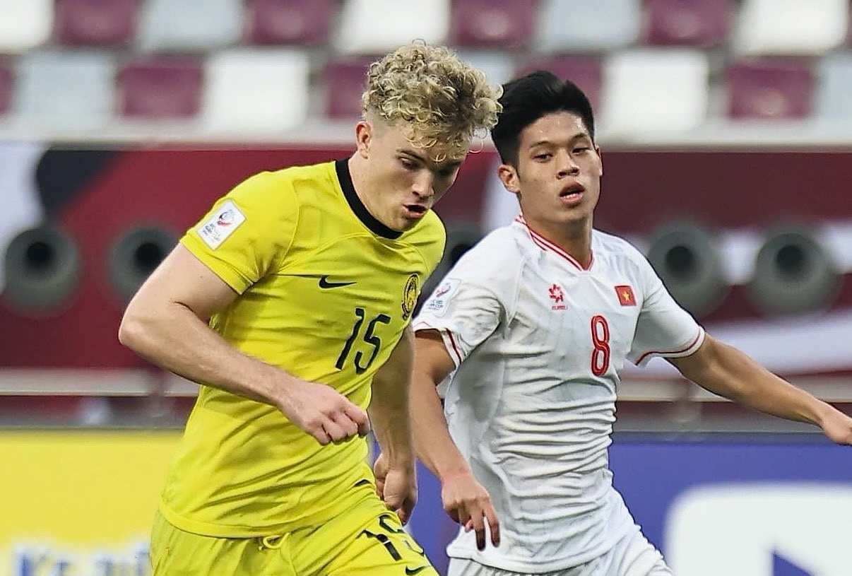Hai ngoai binh Malaysia bat luc truoc U23 Viet Nam hinh anh
