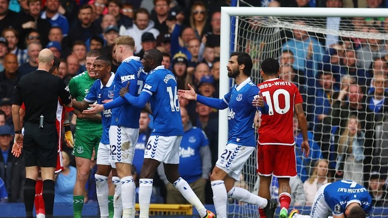 Quyet dinh gay phan no o Premier League hinh anh