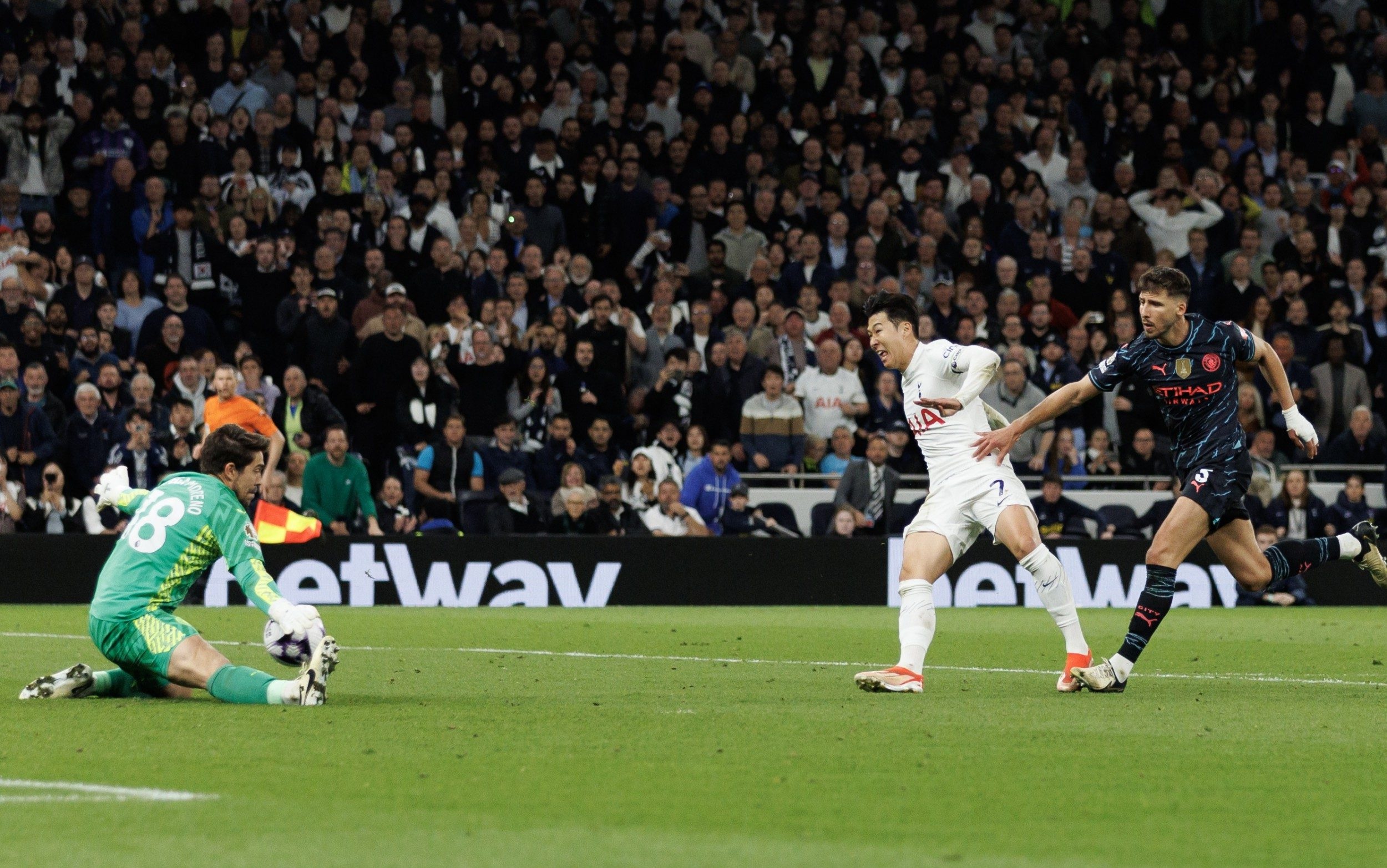 CDV Arsenal noi gian voi Son Heung-min hinh anh