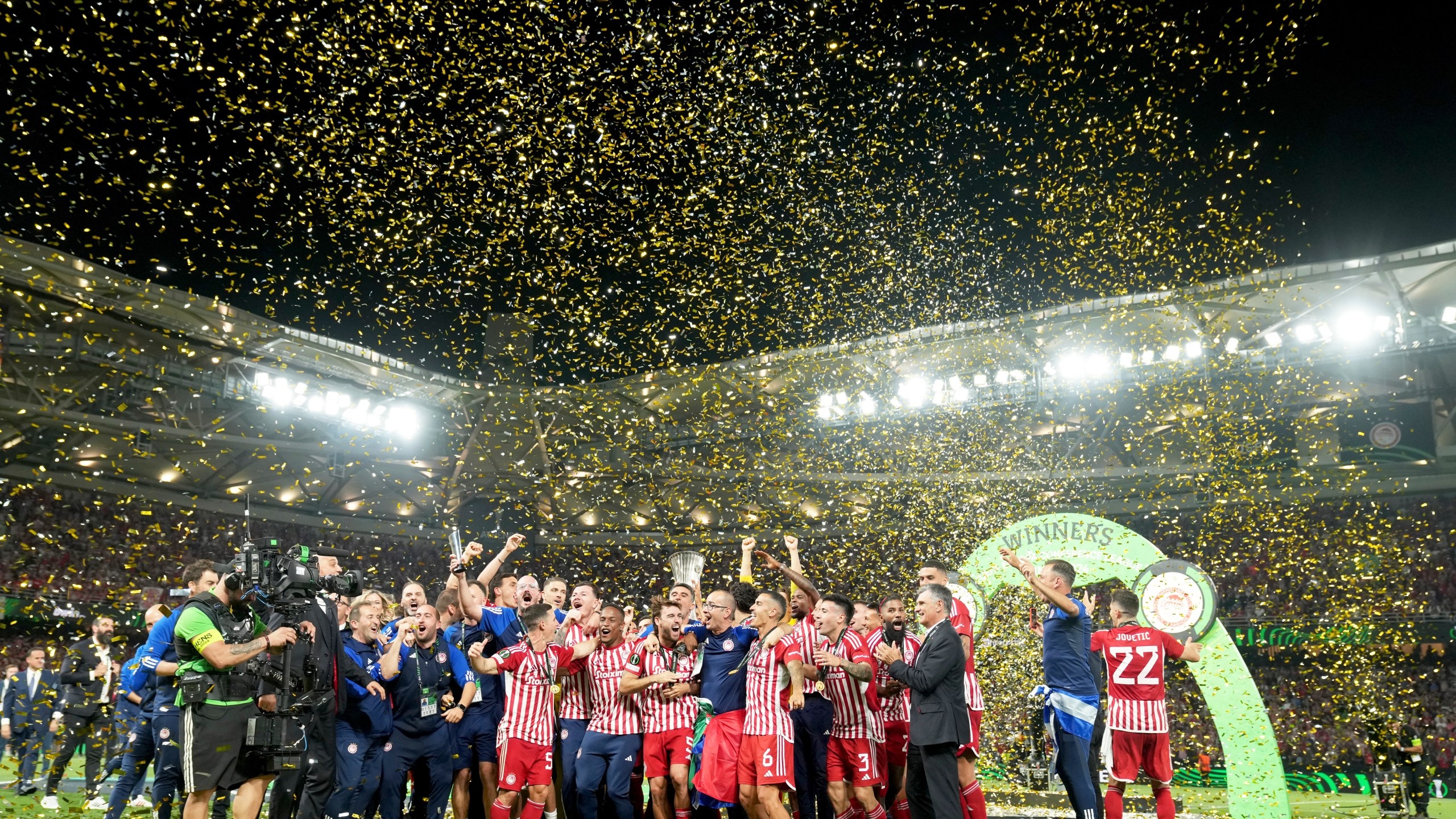 Olympiacos vo dich anh 8