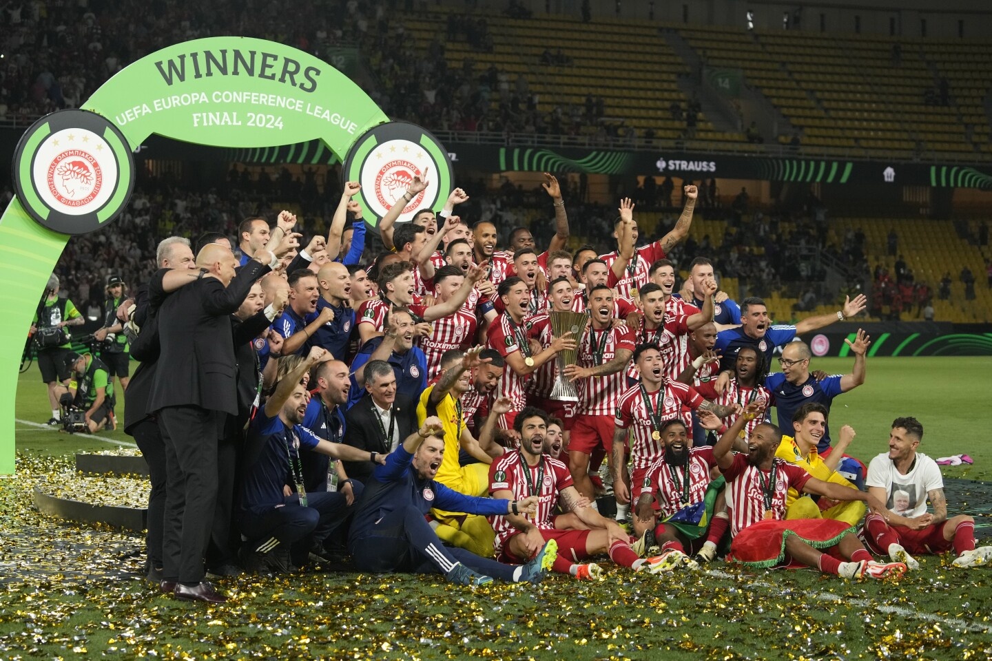 Olympiacos vo dich anh 7