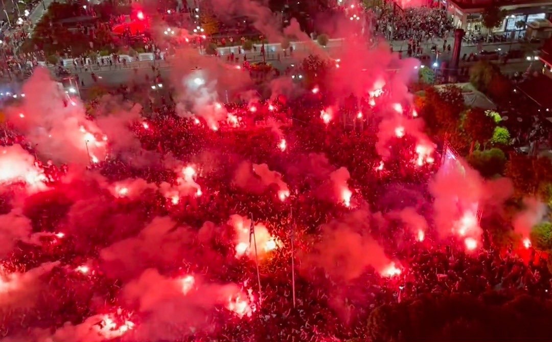 Bien nguoi an mung chuc vo dich cua Olympiacos hinh anh