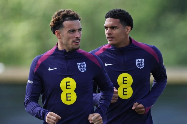 Hai cau thu roi tuyen Anh hinh anh