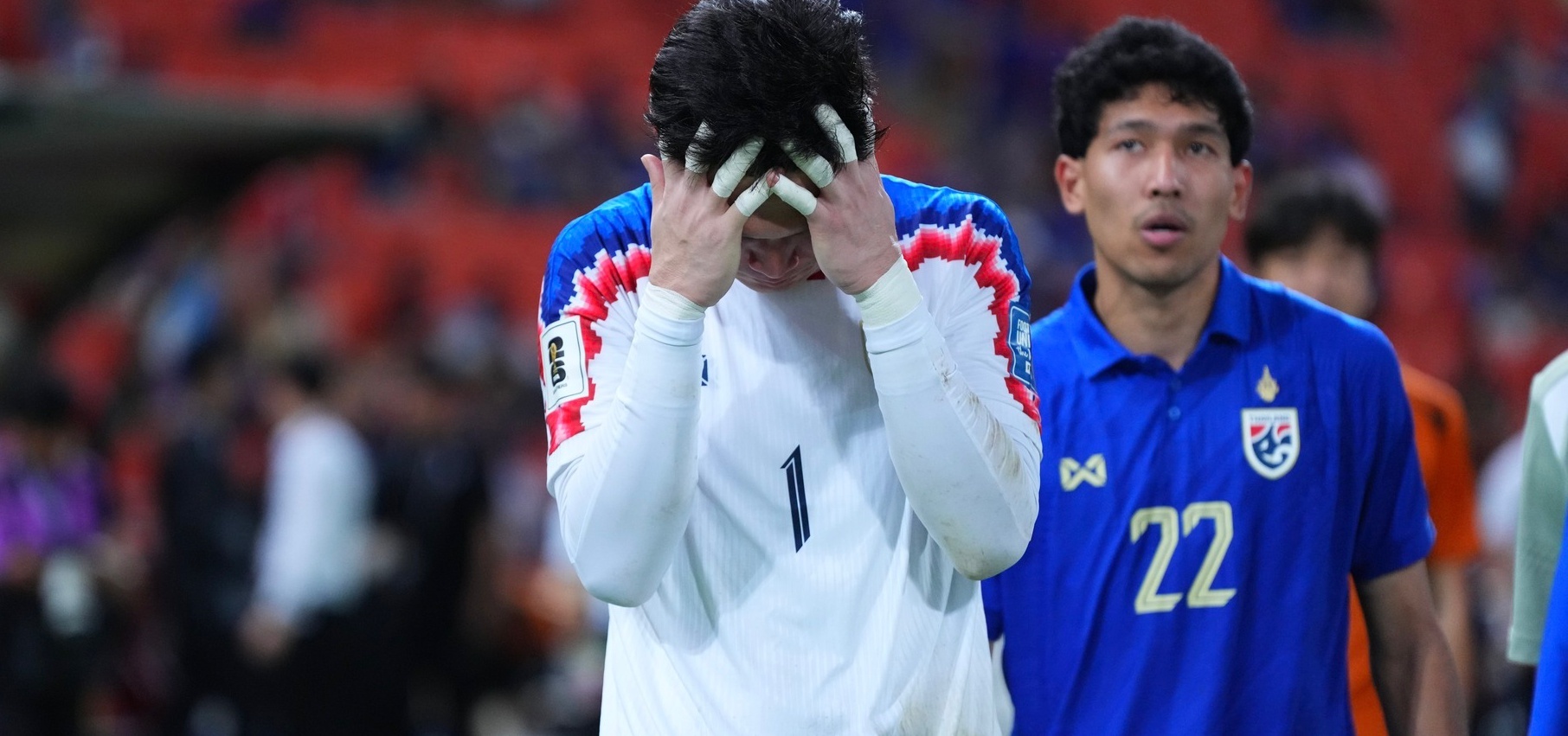 Cau thu Thai Lan khoc anh 1