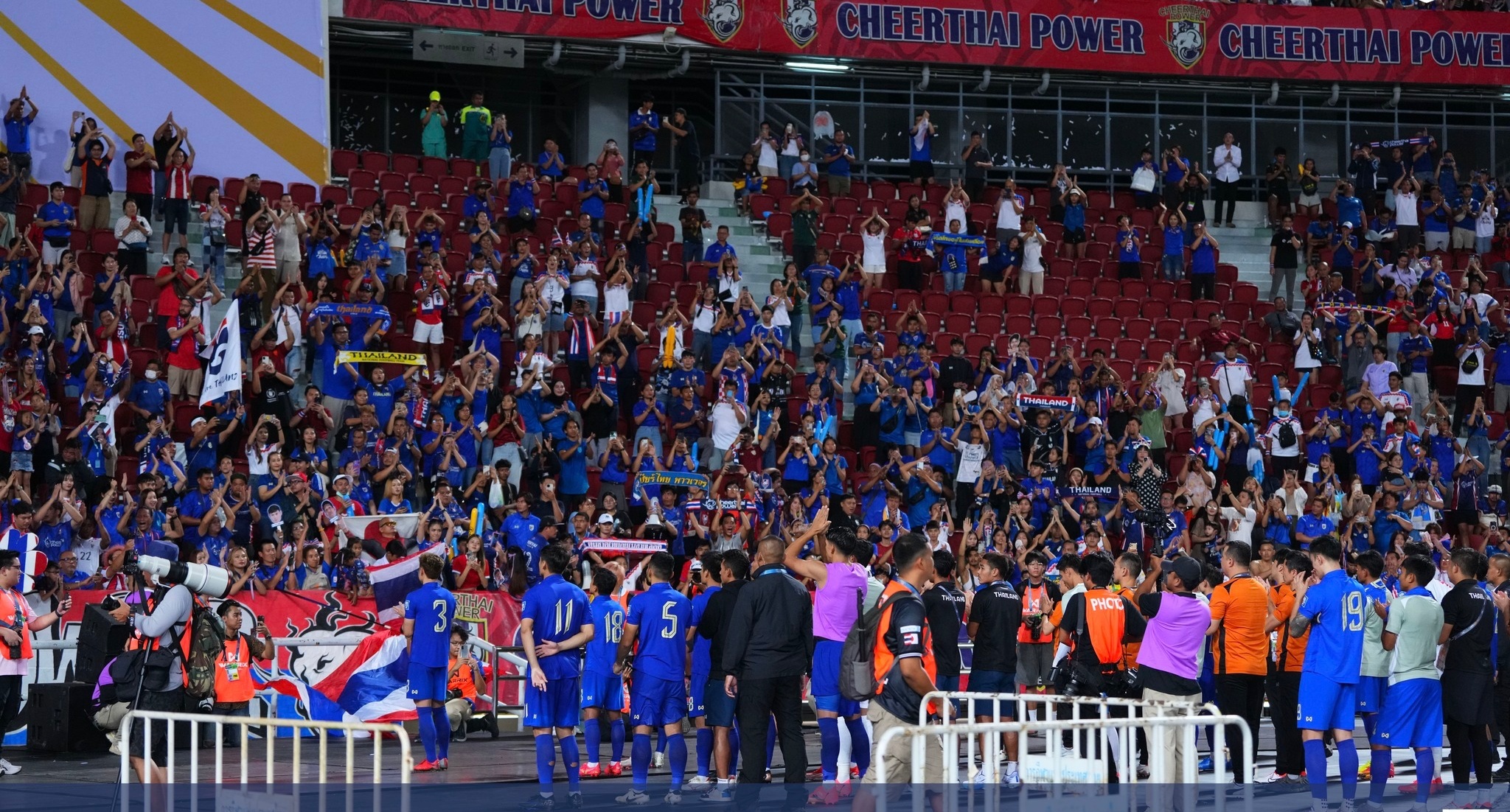 Cau thu Thai Lan khoc anh 10