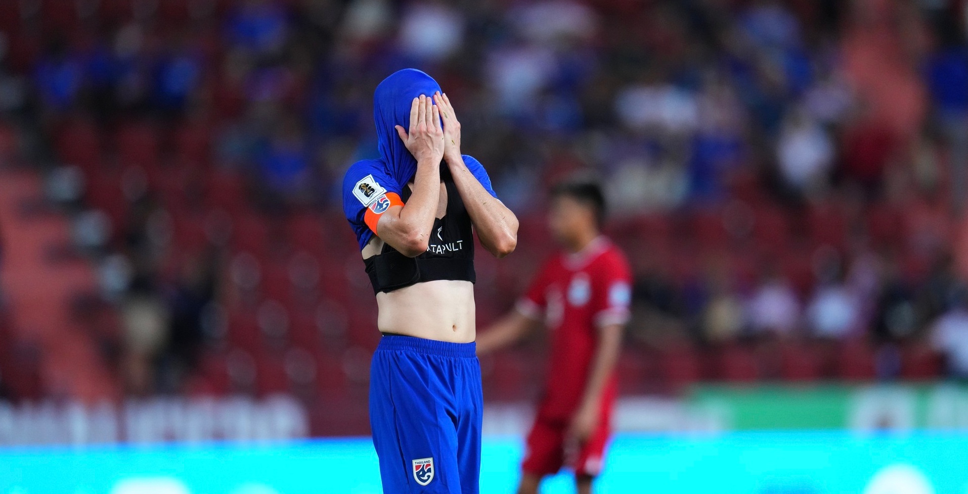 Cau thu Thai Lan khoc anh 4