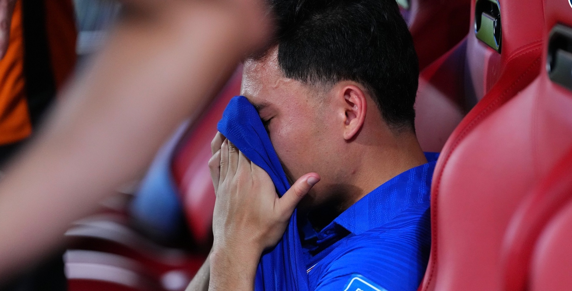 Cau thu Thai Lan khoc hinh anh