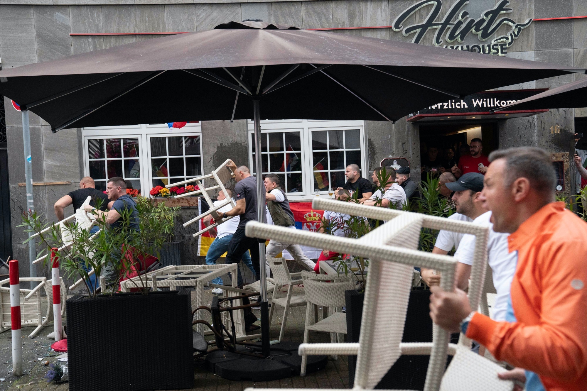 Anh va Serbia danh nhau anh 4