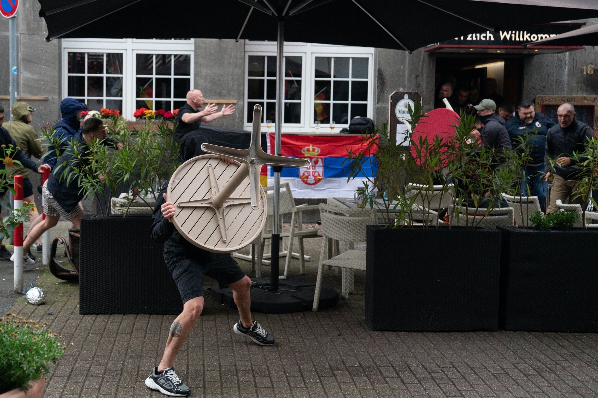 Anh va Serbia danh nhau anh 1