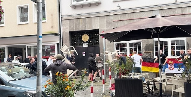 Anh va Serbia danh nhau anh 3