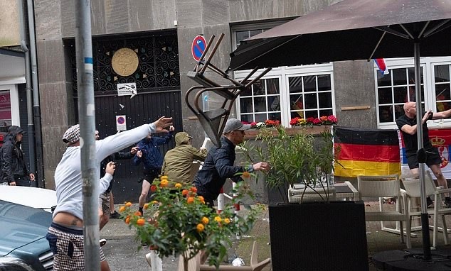 Anh va Serbia danh nhau anh 2