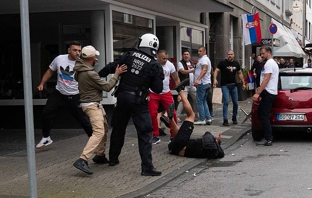 Anh va Serbia danh nhau anh 6