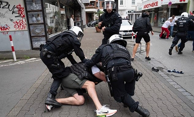 Anh va Serbia danh nhau anh 5