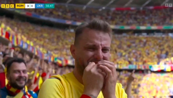 CDV Romania bat khoc sau tran thang lich su o EURO hinh anh