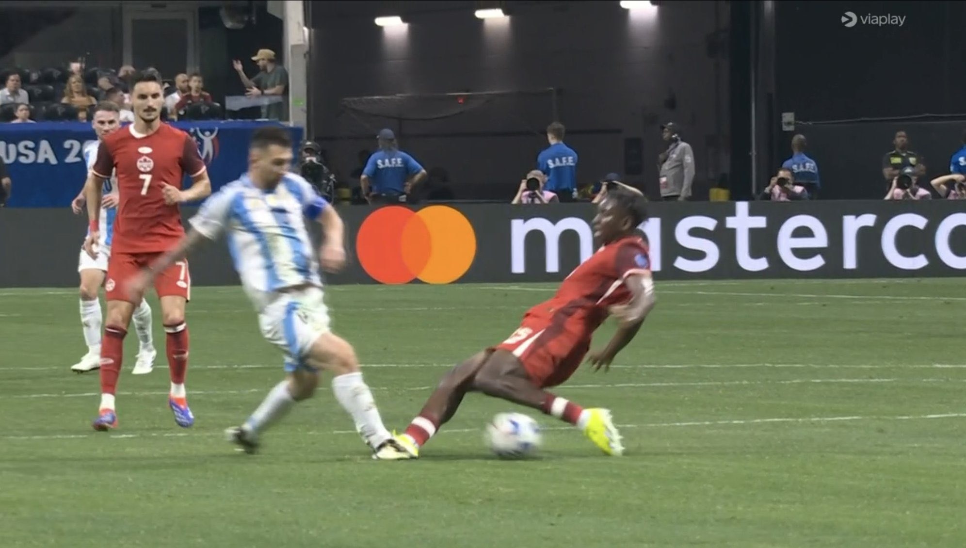 Messi bi vao bong triet ha, nam vat ra san dau don hinh anh