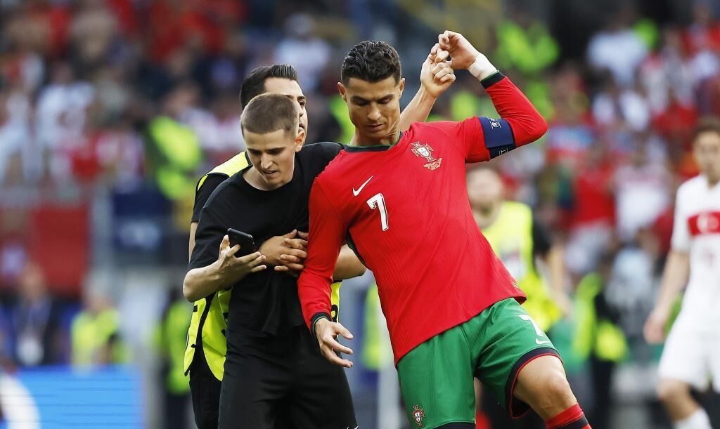 UEFA dieu tra su co cua Ronaldo hinh anh