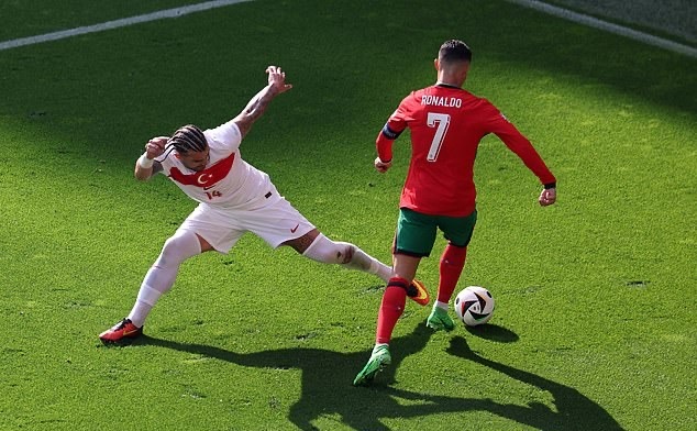 Ronaldo gay sot hinh anh