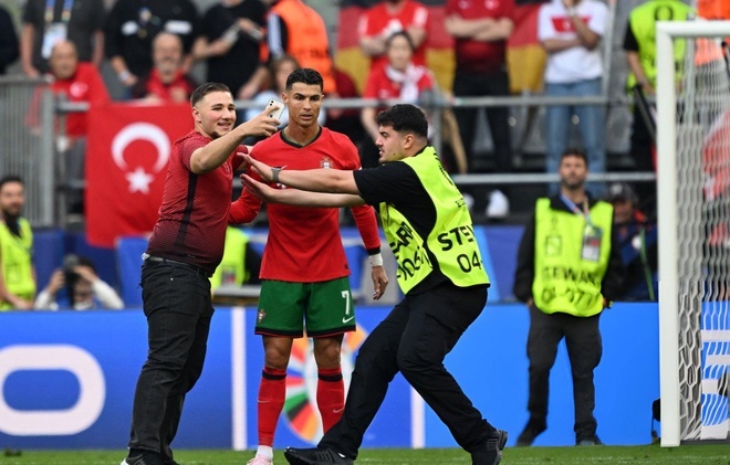 Moi lo danh cho Ronaldo hinh anh