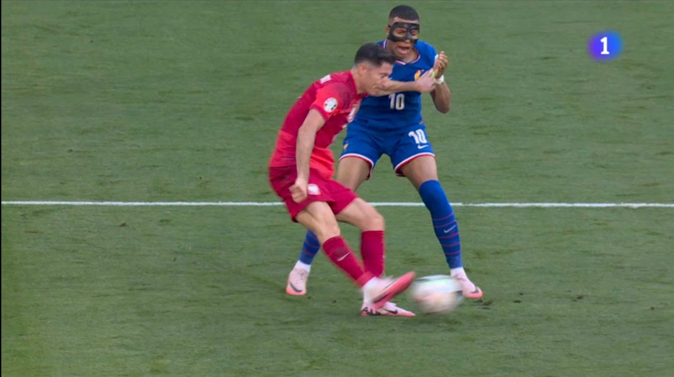 Lewandowski lam dau Mbappe hinh anh