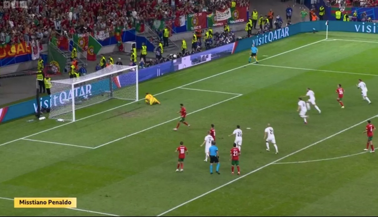 Ronaldo bi si nhuc hinh anh