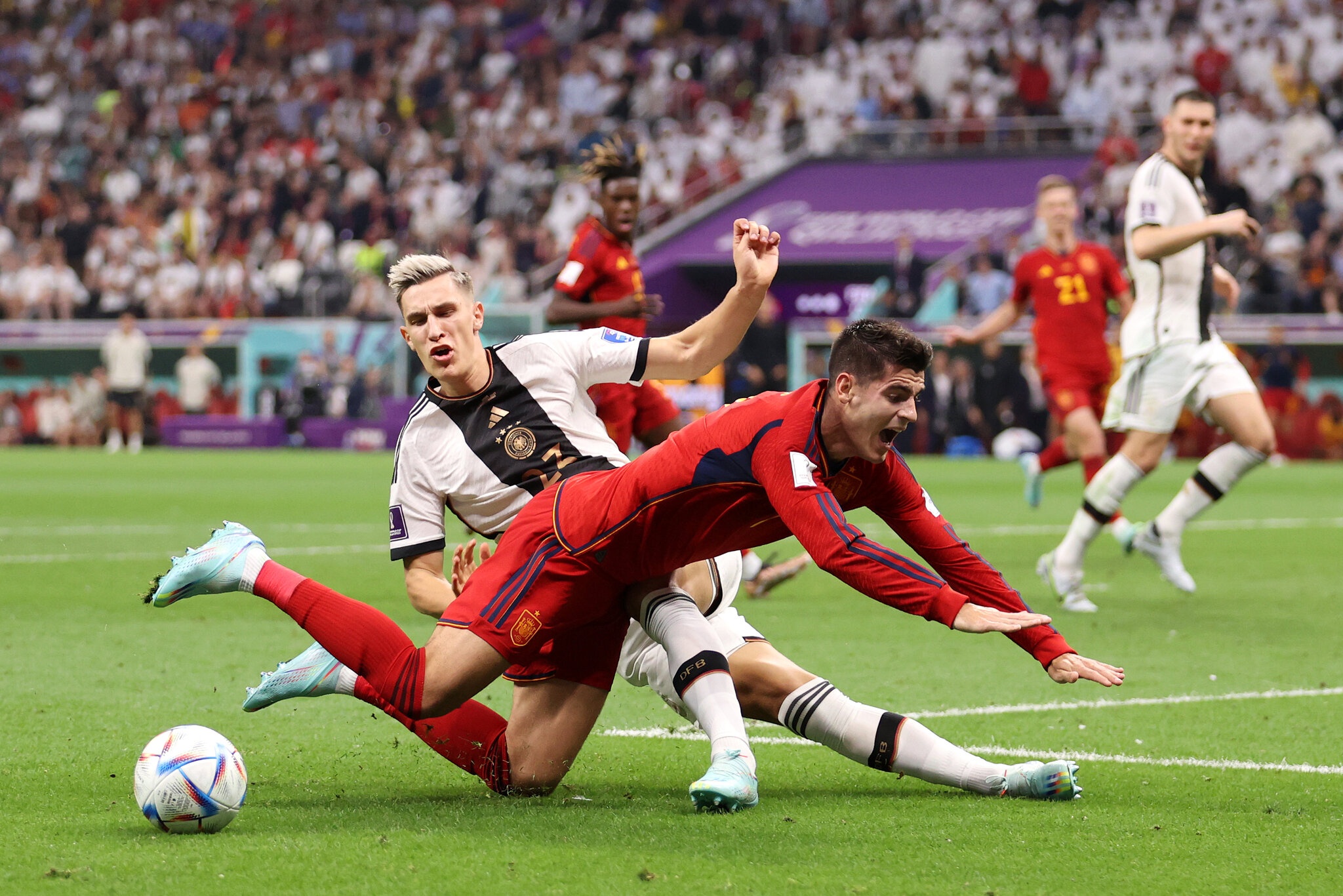 Con ac mong cua tuyen Tay Ban Nha hinh anh