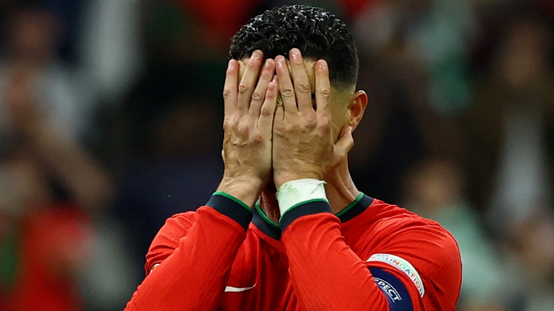 HLV Anh: 'Bo Dao Nha dang phai ganh Ronaldo' hinh anh