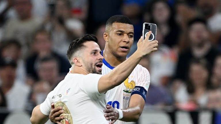 Vi sao Mbappe khong deo mat na o ban ket? hinh anh