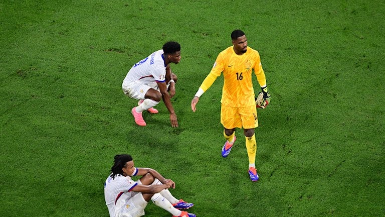 Cam xuc trai nguoc trong ngay Phap thua Tay Ban Nha hinh anh