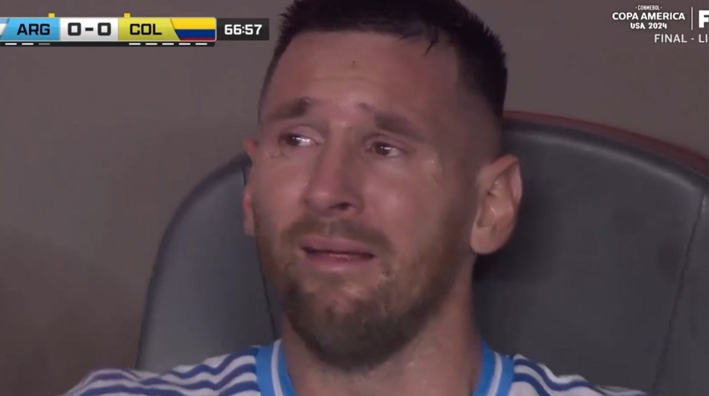 Khoanh khac Messi khoc nhu dua tre hinh anh